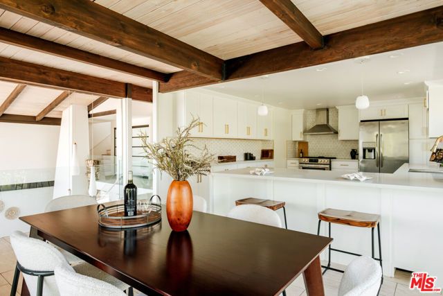 26094 Mulholland Highway, Calabasas, CA 91302