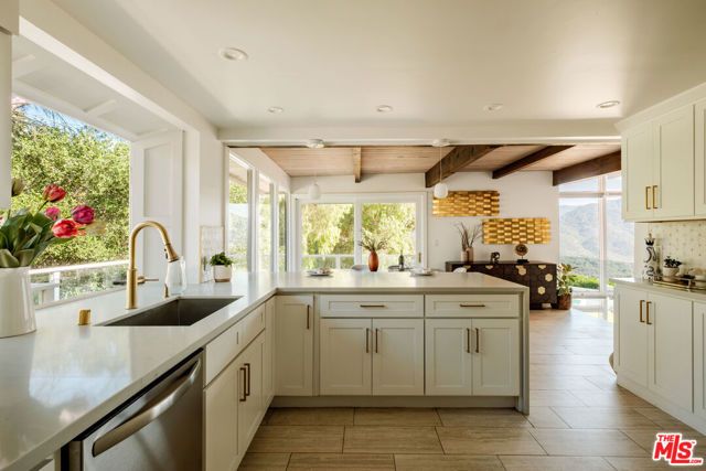 26094 Mulholland Highway, Calabasas, CA 91302