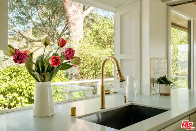 26094 Mulholland Highway, Calabasas, CA 91302