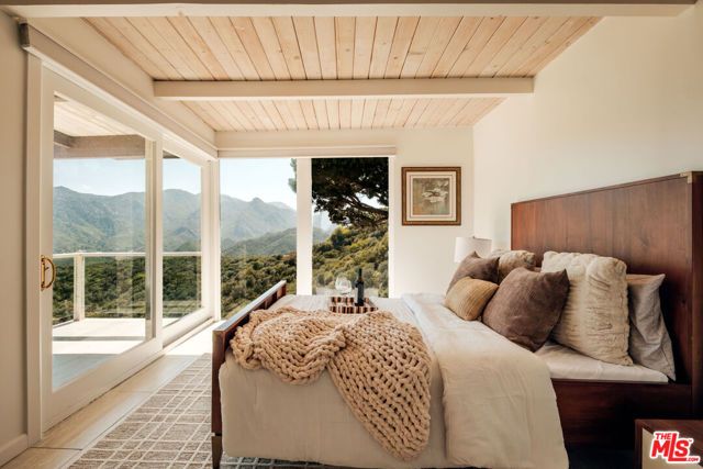 26094 Mulholland Highway, Calabasas, CA 91302