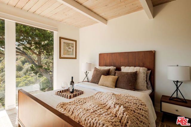 26094 Mulholland Highway, Calabasas, CA 91302