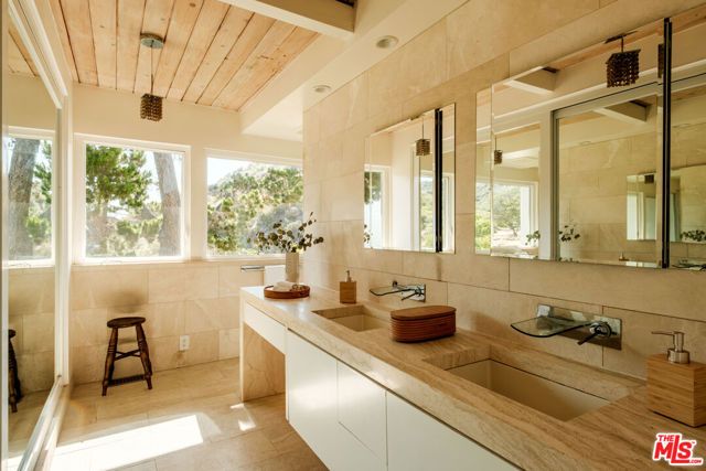 26094 Mulholland Highway, Calabasas, CA 91302