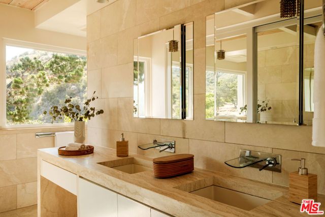 26094 Mulholland Highway, Calabasas, CA 91302