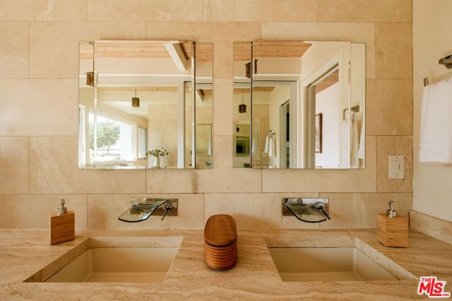 26094 Mulholland Highway, Calabasas, CA 91302