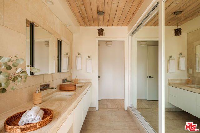 26094 Mulholland Highway, Calabasas, CA 91302