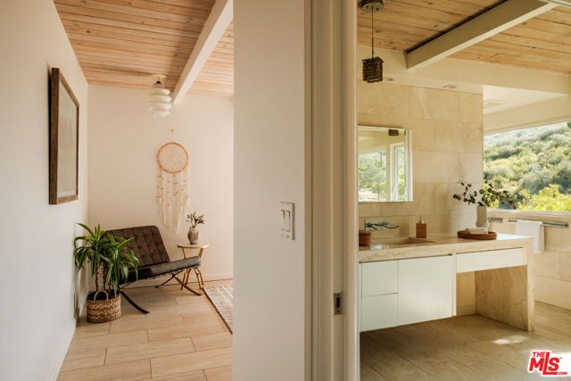 26094 Mulholland Highway, Calabasas, CA 91302