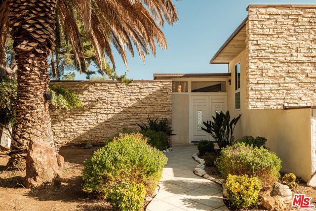 26094 Mulholland Highway, Calabasas, CA 91302