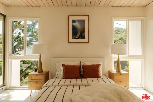 26094 Mulholland Highway, Calabasas, CA 91302