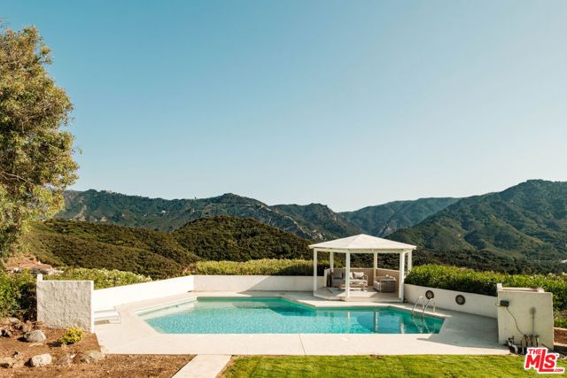 26094 Mulholland Highway, Calabasas, CA 91302