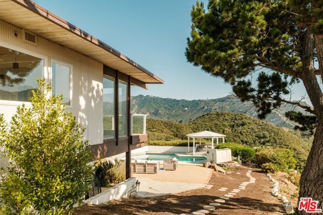 26094 Mulholland Highway, Calabasas, CA 91302