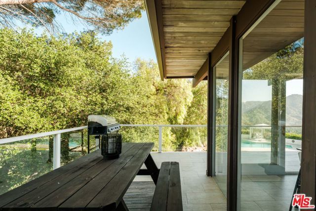 26094 Mulholland Highway, Calabasas, CA 91302