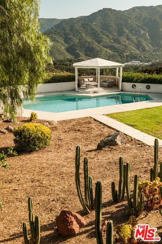 26094 Mulholland Highway, Calabasas, CA 91302