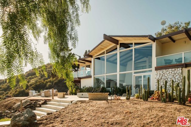 26094 Mulholland Highway, Calabasas, CA 91302