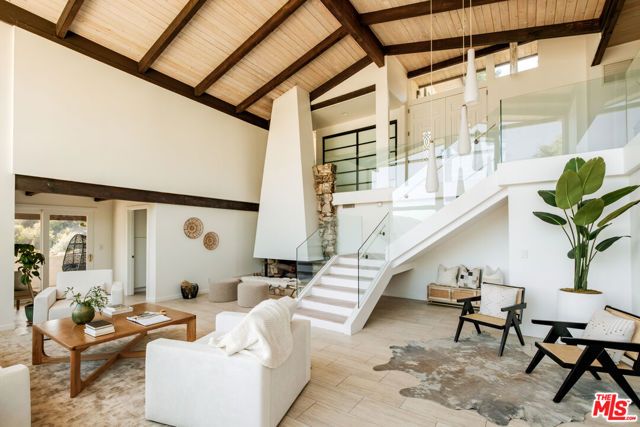 26094 Mulholland Highway, Calabasas, CA 91302