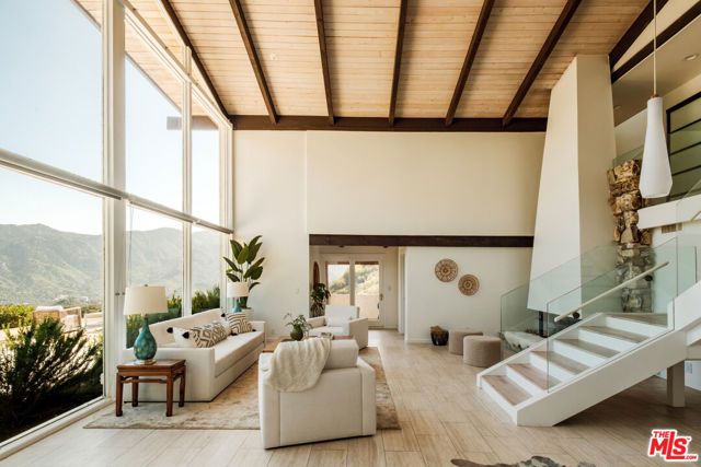 26094 Mulholland Highway, Calabasas, CA 91302