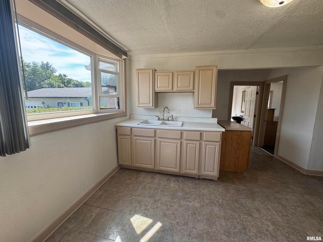 584 E SOUTH Street, Galesburg, IL 61401