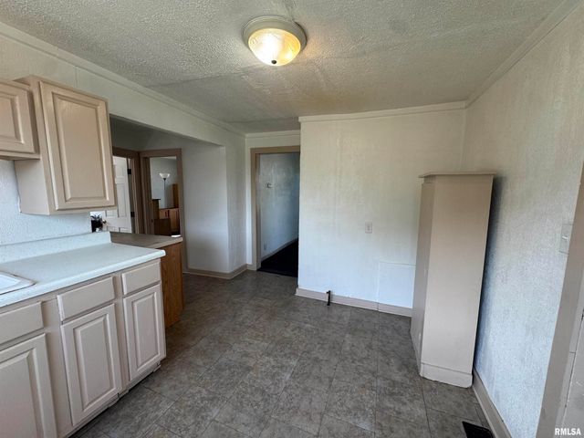 584 E SOUTH Street, Galesburg, IL 61401