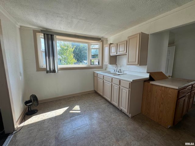 584 E SOUTH Street, Galesburg, IL 61401