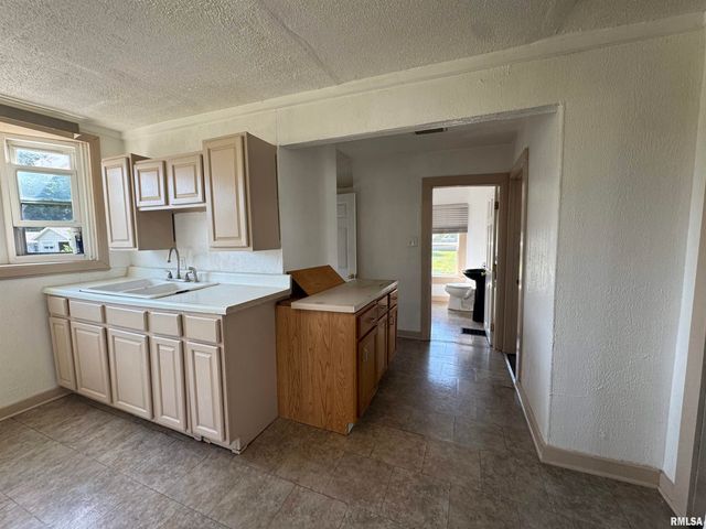 584 E SOUTH Street, Galesburg, IL 61401