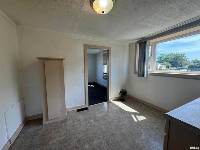 584 E SOUTH Street, Galesburg, IL 61401