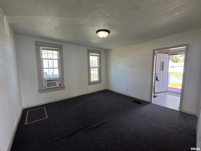 584 E SOUTH Street, Galesburg, IL 61401