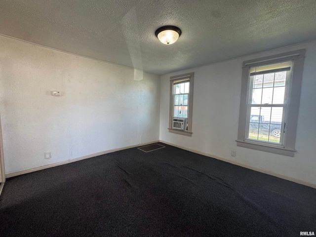 584 E SOUTH Street, Galesburg, IL 61401