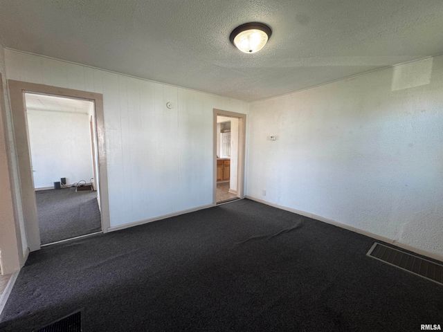 584 E SOUTH Street, Galesburg, IL 61401