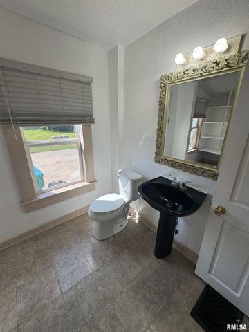 584 E SOUTH Street, Galesburg, IL 61401