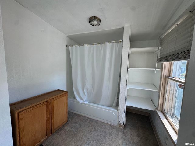 584 E SOUTH Street, Galesburg, IL 61401