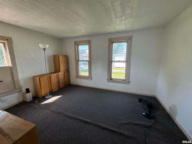 584 E SOUTH Street, Galesburg, IL 61401