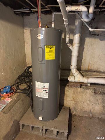 584 E SOUTH Street, Galesburg, IL 61401