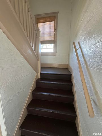 584 E SOUTH Street, Galesburg, IL 61401