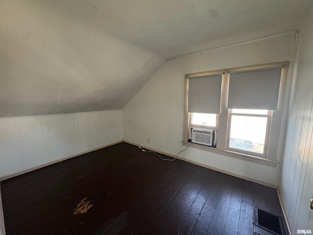 584 E SOUTH Street, Galesburg, IL 61401