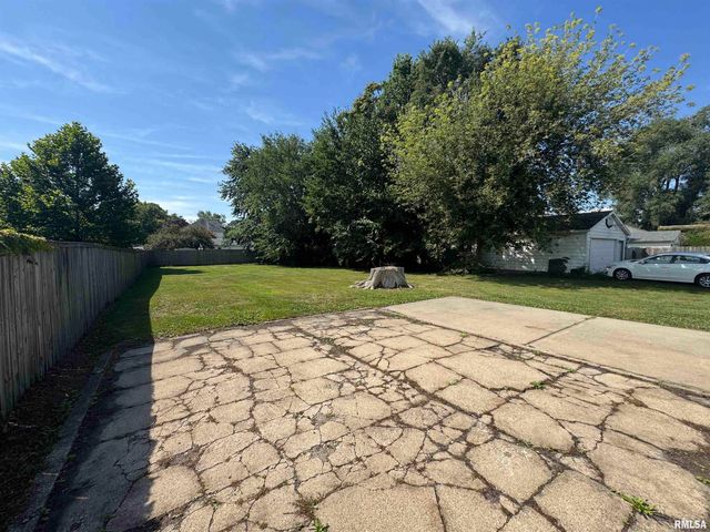 584 E SOUTH Street, Galesburg, IL 61401