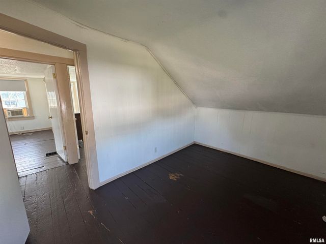 584 E SOUTH Street, Galesburg, IL 61401