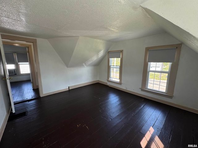 584 E SOUTH Street, Galesburg, IL 61401