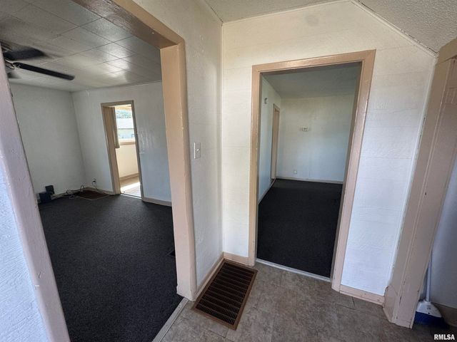 584 E SOUTH Street, Galesburg, IL 61401