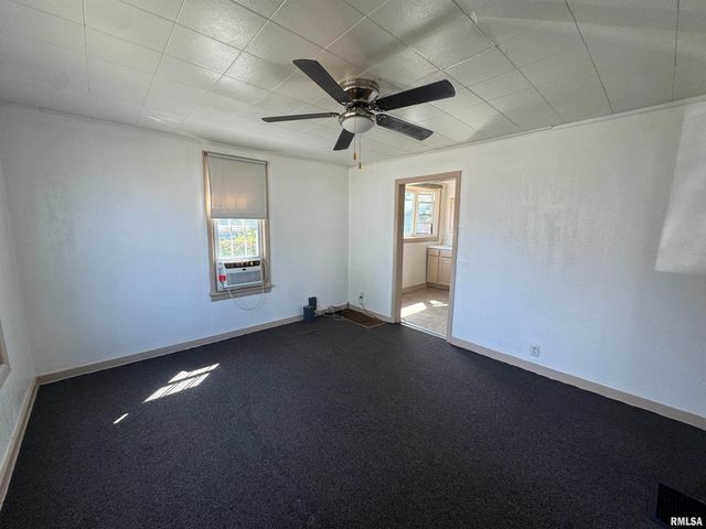 584 E SOUTH Street, Galesburg, IL 61401