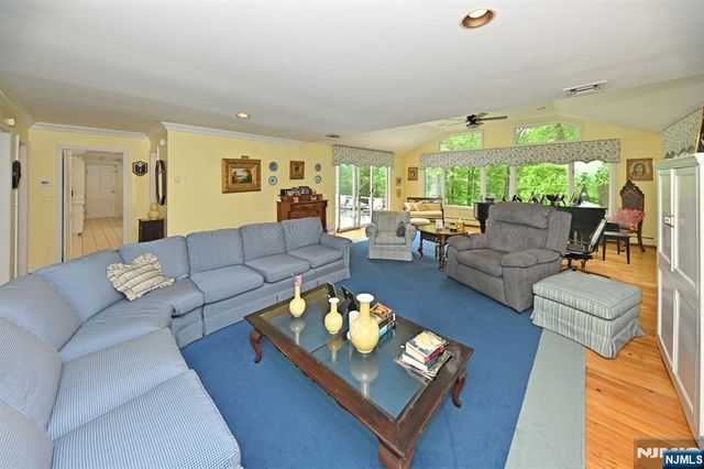 16 Knollwood Road, Upper Saddle River, NJ 07458