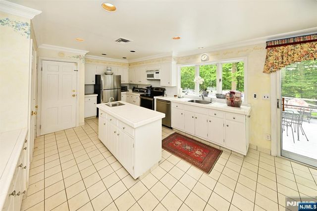16 Knollwood Road, Upper Saddle River, NJ 07458