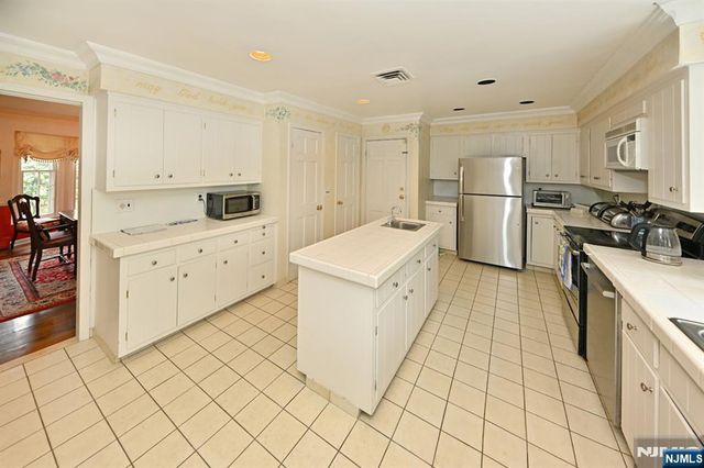 16 Knollwood Road, Upper Saddle River, NJ 07458