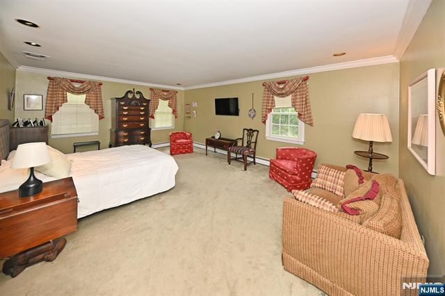 16 Knollwood Road, Upper Saddle River, NJ 07458