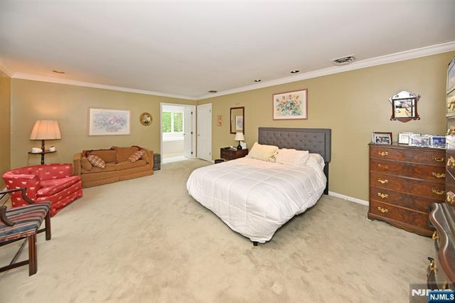 16 Knollwood Road, Upper Saddle River, NJ 07458