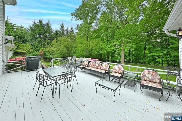 16 Knollwood Road, Upper Saddle River, NJ 07458