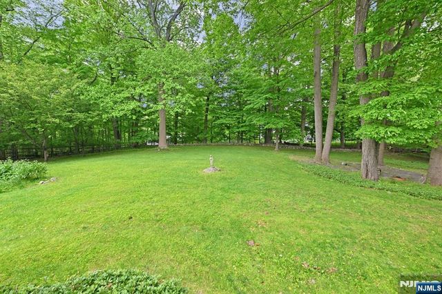 16 Knollwood Road, Upper Saddle River, NJ 07458