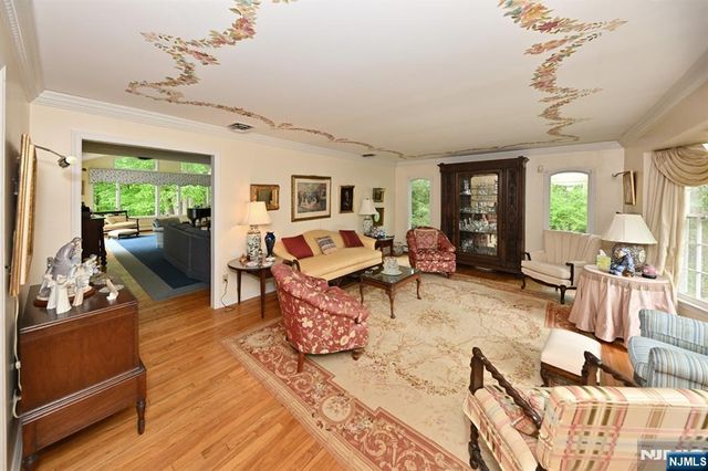 16 Knollwood Road, Upper Saddle River, NJ 07458