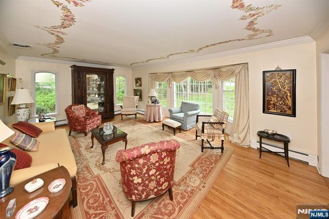 16 Knollwood Road, Upper Saddle River, NJ 07458