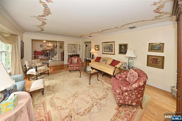 16 Knollwood Road, Upper Saddle River, NJ 07458