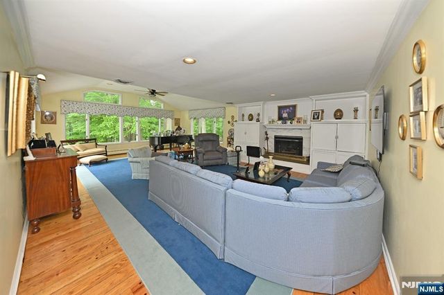 16 Knollwood Road, Upper Saddle River, NJ 07458