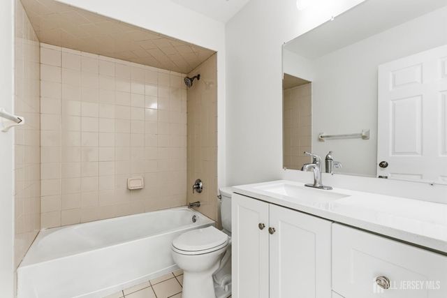 16 Rolling Brook Drive, Edison, NJ 08820